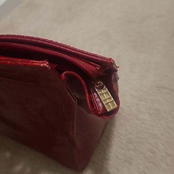 Elizabeth Arden Oversized Red Alligator Skin Faux Tote - Picture 7 of 15